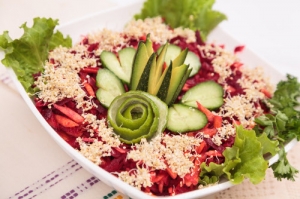 Spring salad with sprouted quinoa 